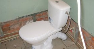 Установка приставного унитаза в Нижнекамске - монтаж и подключение, СантехДомНжм от 5236 рублей