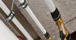 Замена труб водоснабжения в квартире: цена от 2095 руб. - СантехДомНжм